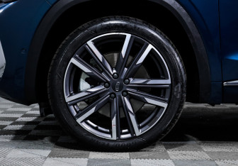 Подержанный автомобиль Geely Monjaro 2023 года (15 фото)