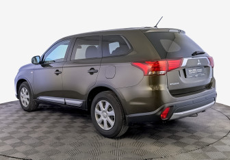 Подержанный автомобиль Mitsubishi Outlander 2015 года (7 фото)