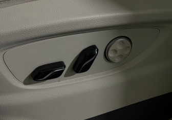 Подержанный автомобиль Voyah Dream 2022 года (21 фото)