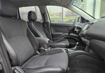 Подержанный автомобиль Peugeot 4007 2009 года (10 фото)