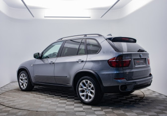Подержанный автомобиль BMW X5 2011 года (3 фото)