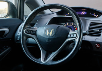 Подержанный автомобиль Honda Civic Sedan 2008 года (19 фото)