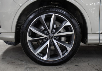 Подержанный автомобиль Audi Q7 2021 года (28 фото)