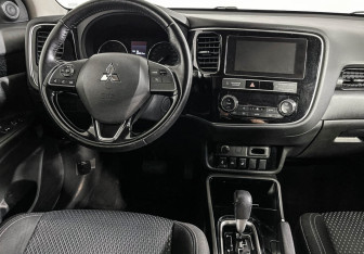 Подержанный автомобиль Mitsubishi Outlander 2019 года (12 фото)