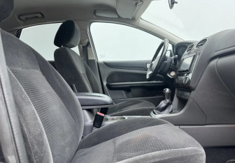 Подержанный автомобиль Ford Focus Sedan 2006 года (10 фото)