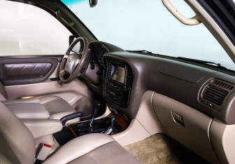 Подержанный автомобиль Toyota Land Cruiser Suv 2002 года (10 фото)