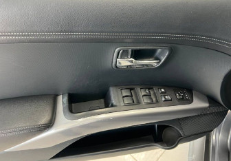 Подержанный автомобиль Mitsubishi Outlander 2012 года (10 фото)