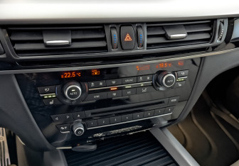 Подержанный автомобиль BMW X5 2015 года (30 фото)