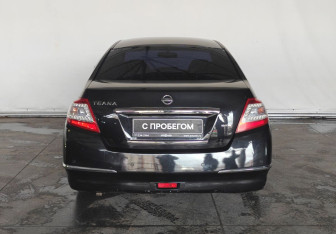 Подержанный автомобиль Nissan Teana 2011 года (6 фото)