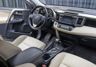 Подержанный автомобиль Toyota RAV4 2014 года (10 фото)