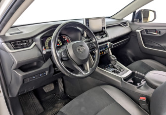 Подержанный автомобиль Toyota RAV4 2021 года (16 фото)