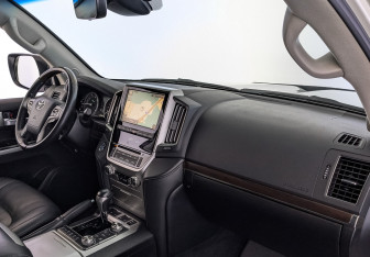 Подержанный автомобиль Toyota Land Cruiser Suv 2016 года (13 фото)