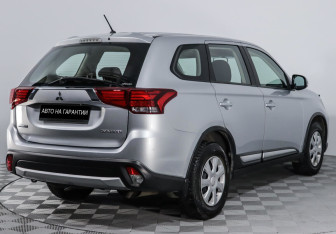 Подержанный автомобиль Mitsubishi Outlander 2015 года (5 фото)