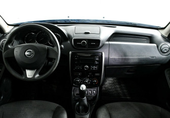 Подержанный автомобиль Nissan Terrano 2017 года (6 фото)