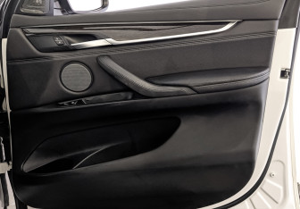 Подержанный автомобиль BMW X6 2016 года (24 фото)