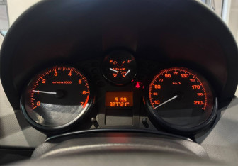 Подержанный автомобиль Peugeot 207 Hatchback 2009 года (14 фото)