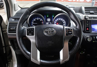 Подержанный автомобиль Toyota Land Cruiser Prado 2016 года (17 фото)