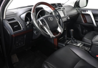 Подержанный автомобиль Toyota Land Cruiser Prado 2013 года (9 фото)