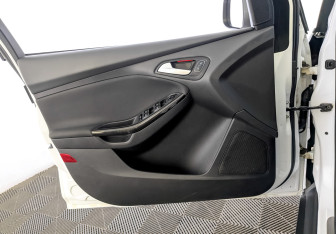 Подержанный автомобиль Ford Focus Hatchback 2016 года (19 фото)