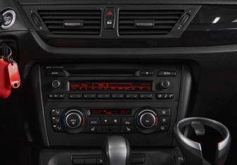 Подержанный автомобиль BMW X1 2011 года (13 фото)