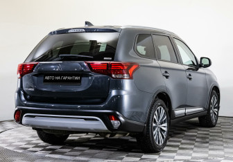 Подержанный автомобиль Mitsubishi Outlander 2020 года (3 фото)