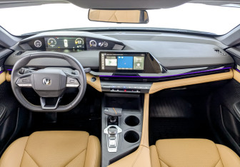 Подержанный автомобиль Changan UNI-V 2023 года (14 фото)