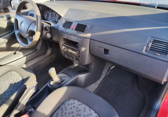 Подержанный автомобиль Skoda Fabia Hatchback 2004 года (10 фото)