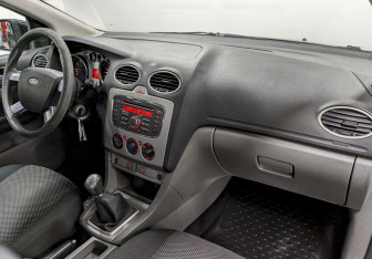 Подержанный автомобиль Ford Focus Sedan 2010 года (19 фото)
