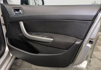 Подержанный автомобиль Peugeot 308 Hatchback 2011 года (24 фото)