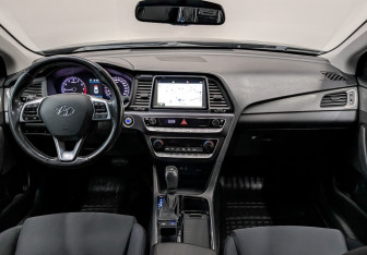 Подержанный автомобиль Hyundai Sonata 2018 года (14 фото)