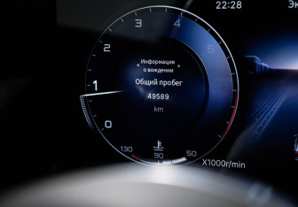 Подержанный автомобиль Hongqi H5 2023 года (11 фото)