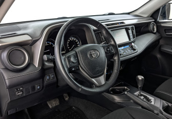 Подержанный автомобиль Toyota RAV4 2019 года (15 фото)
