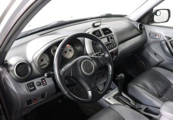 Подержанный автомобиль Toyota RAV4 2001 года (5 фото)