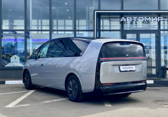 Подержанный автомобиль LiXiang Mega 2024 года (7 фото)