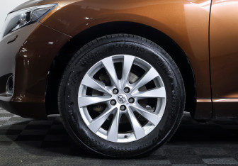 Подержанный автомобиль Toyota Venza 2014 года (24 фото)