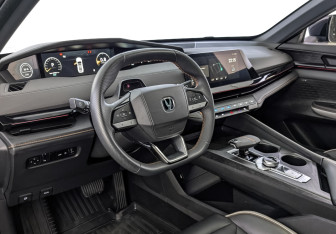 Подержанный автомобиль Changan UNI-V 2023 года (15 фото)