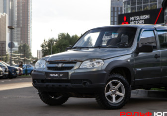 Подержанный автомобиль Chevrolet Niva 2011 года (15 фото)