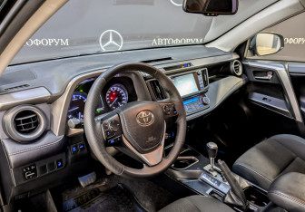 Подержанный автомобиль Toyota RAV4 2019 года (14 фото)