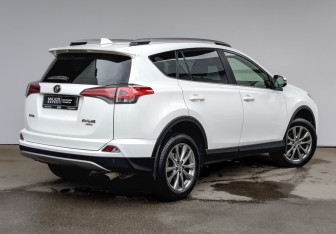 Подержанный автомобиль Toyota RAV4 2016 года (5 фото)