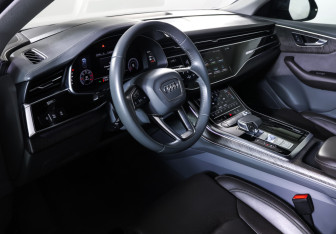 Подержанный автомобиль Audi Q8 2020 года (15 фото)