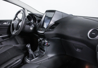 Подержанный автомобиль Ford Fiesta Hatchback 2015 года (6 фото)