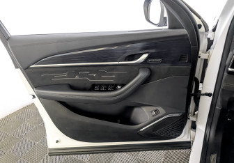 Подержанный автомобиль Geely Monjaro 2024 года (19 фото)