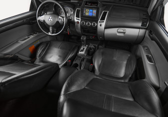 Подержанный автомобиль Mitsubishi Pajero Sport 2014 года (13 фото)