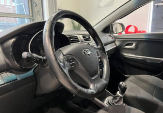 Подержанный автомобиль Kia Rio Sedan 2016 года (10 фото)