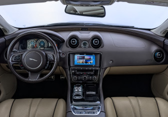 Подержанный автомобиль Jaguar XJ 2017 года (14 фото)