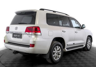Подержанный автомобиль Toyota Land Cruiser Suv 2015 года (5 фото)