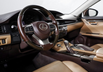 Подержанный автомобиль Lexus ES 2016 года (14 фото)