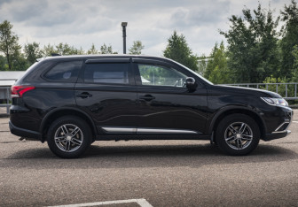 Подержанный автомобиль Mitsubishi Outlander 2018 года (4 фото)