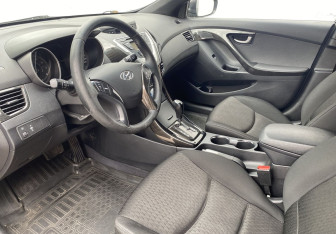 Подержанный автомобиль Hyundai Elantra Sedan 2011 года (9 фото)