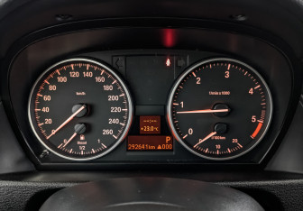 Подержанный автомобиль BMW X1 2014 года (16 фото)